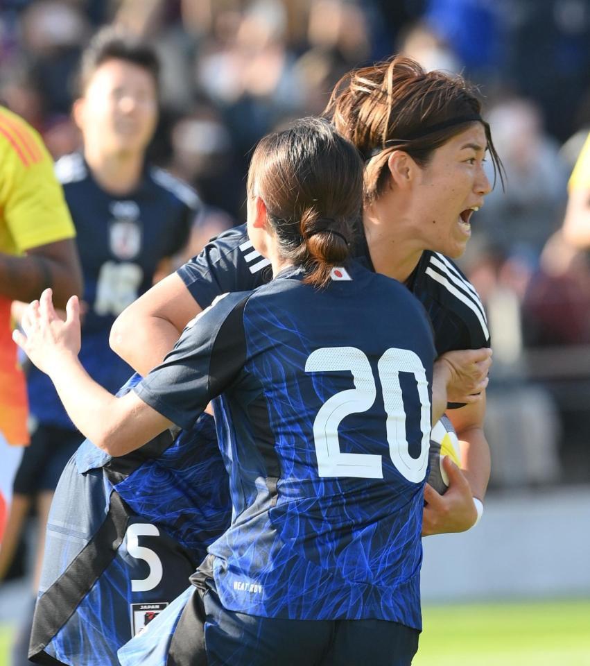 　後半アディショナルタイム、ＰＫを決め松窪真心（２０）と喜ぶ高橋はな（撮影・西田忠信）