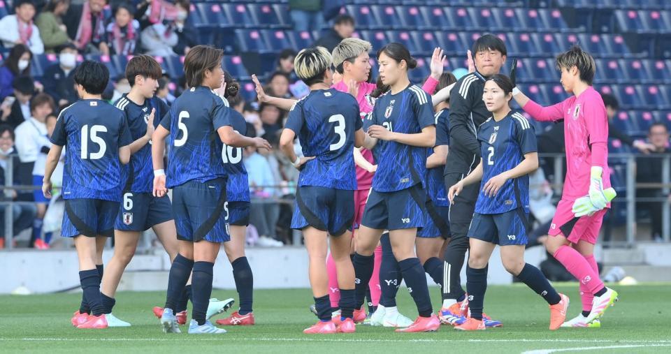 　コロンビアと引き分けとなり、タッチを交わす女子日本代表イレブン（撮影・西田忠信）