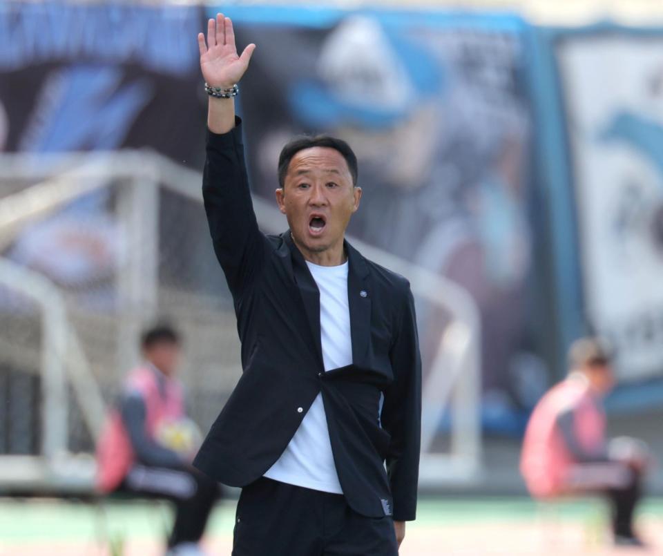 　後半、ピッチサイドで指揮する町田・黒田監督（撮影・吉澤敬太）