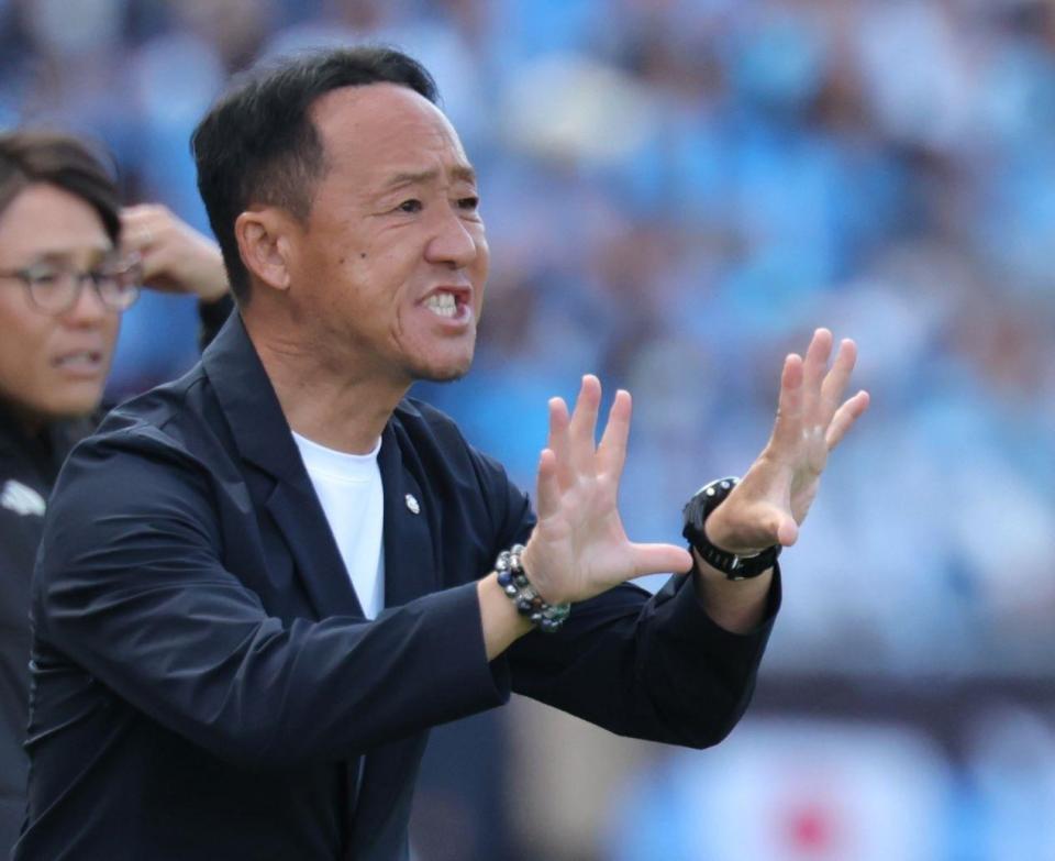 　後半、選手に指示を出す町田・黒田監督（撮影・吉澤敬太）