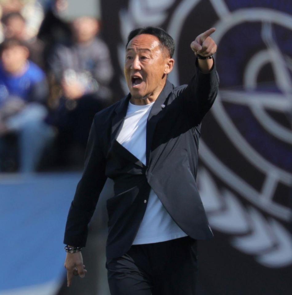 　前半、大声で指示を出す町田・黒田監督（撮影・吉澤敬太）