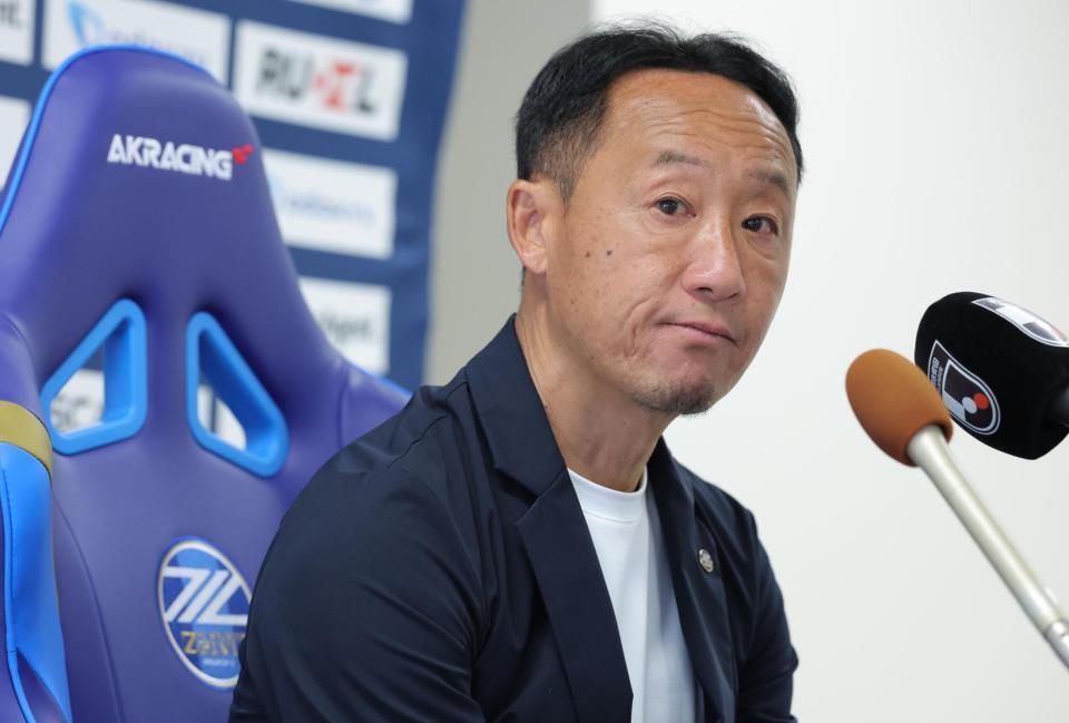 　試合後、会見する町田・黒田監督（撮影・吉澤敬太）