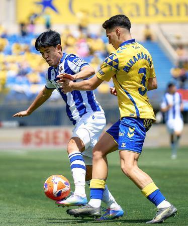 　ラスパルマス戦で競り合うレアル・ソシエダードの久保（左）＝ラスパルマス（共同）