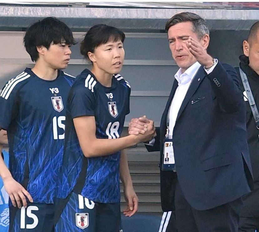 　後半、杉田（中央）に指示を出すニールセン監督