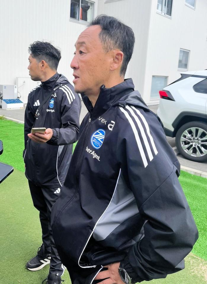 　取材に応じる町田・黒田剛監督