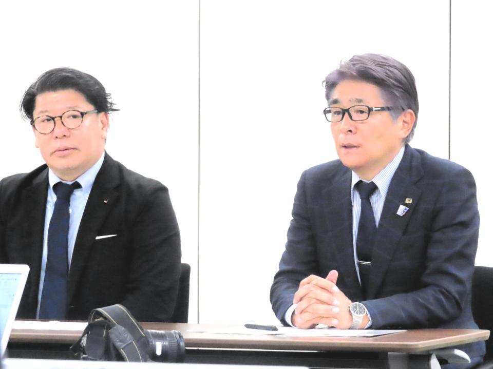 　日本サッカー協会の山本昌邦ナショナルチームダイレクター（右）とＪリーグの足立修フットボールダイレクター