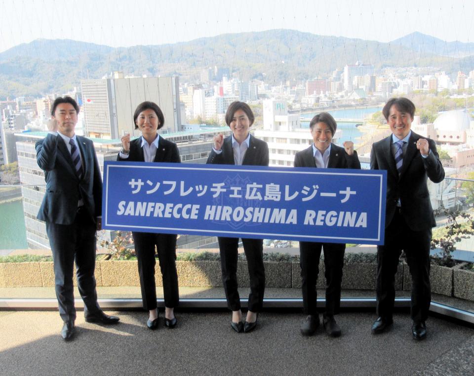 　ガッツポーズする（左から）久保雅義取締役、斎原みず稀、左山桃子、近賀ゆかり、中村伸監督＝２０２１年３月