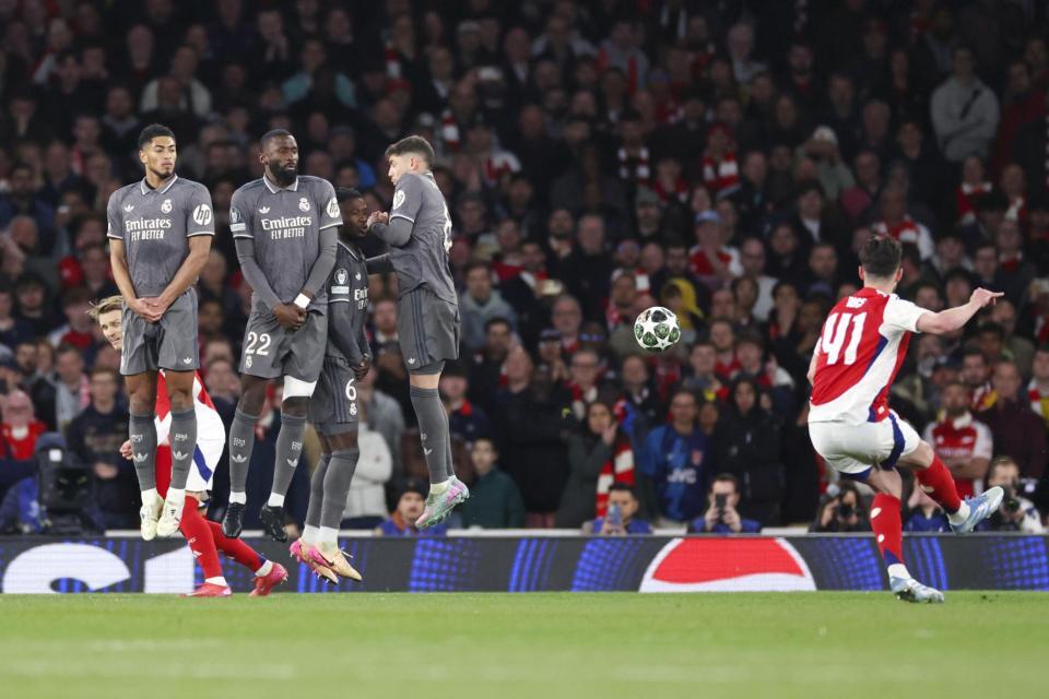 　レアル・マドリード戦で直接ＦＫを決めるアーセナルのライス（右）＝ゲッティ＝共同