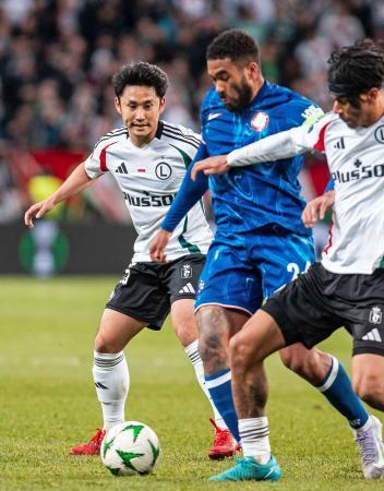 　チェルシー戦で競り合うレギア・ワルシャワの森下（左）＝ワルシャワ（共同）