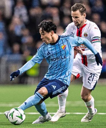 　ラピッド・ウィーン戦でパスを出すユールゴーデンの小杉＝ストックホルム（共同）