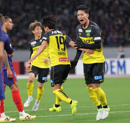 　後半、同点ゴールを決め叫ぶ柏・木下康介（右）＝撮影・吉澤敬太