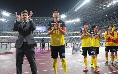 　試合後、主将の古賀太陽（中央）らとサポーターにあいさつする柏・ロドリゲス監督（左）＝撮影・吉澤敬太