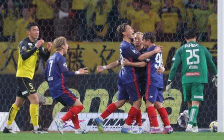 　前半、先制ゴールを決め仲間と喜ぶＦＣ東京・仲川輝人（中央）＝撮影・吉澤敬太