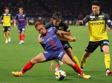 　後半、体を張ってディフェンスするＦＣ東京・長友佑都（手前）＝撮影・吉澤敬太