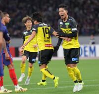 　後半、同点ゴールを決め叫ぶ柏・木下康介（右）＝撮影・吉澤敬太