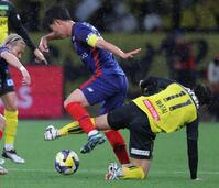 　前半、競り合うＦＣ東京・高宇洋（左）と柏・渡井理己（撮影・吉澤敬太）