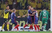 　前半、先制ゴールを決め仲間と喜ぶＦＣ東京・仲川輝人（中央）＝撮影・吉澤敬太