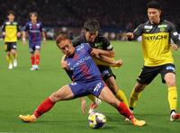 　後半、体を張ってディフェンスするＦＣ東京・長友佑都（手前）＝撮影・吉澤敬太