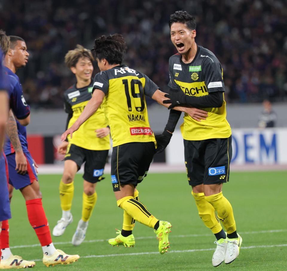 　後半、同点ゴールを決め叫ぶ柏・木下康介（右）＝撮影・吉澤敬太
