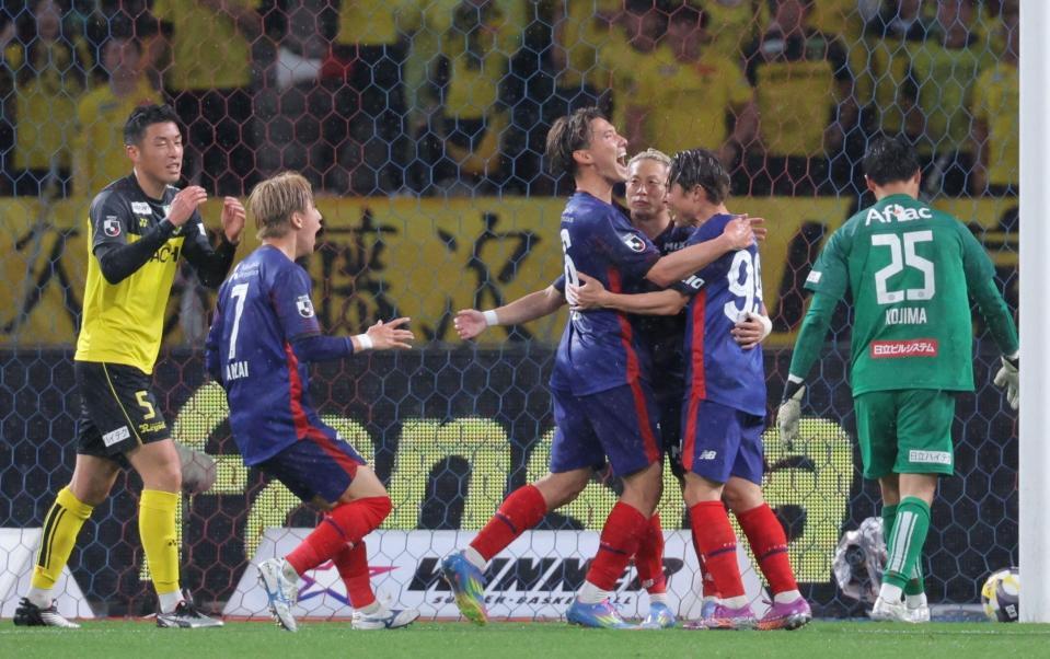 　前半、先制ゴールを決め仲間と喜ぶＦＣ東京・仲川輝人（中央）＝撮影・吉澤敬太