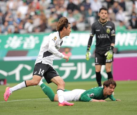 　後半、先制ゴールを決め、走り出す神戸・汰木康也（撮影・西岡正）