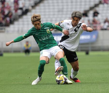 　前半、競り合う神戸・大迫勇也（右）＝撮影・西岡正