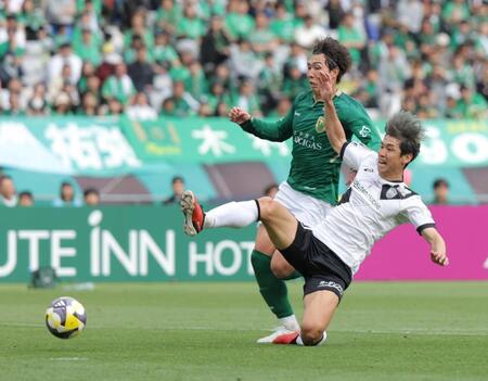 　前半、ゴール前のパスに神戸・大迫勇也（右）が食らいつくも届かず（撮影・西岡正）