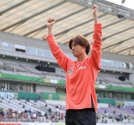 　サポーターの声援にガッツポーズで応える神戸・汰木康也（撮影・西岡正）