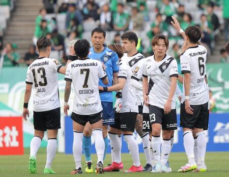 　東京Ｖに勝利し、タッチを交わす神戸イレブン（撮影・西岡正）