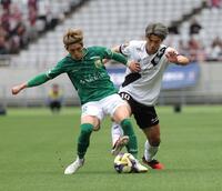 　前半、競り合う神戸・大迫勇也（右）＝撮影・西岡正