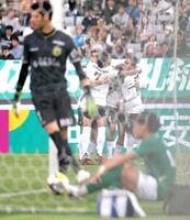　後半、先制ゴールを決め、汰木康也（中央）と抱き合う神戸イレブン（撮影・西岡正）