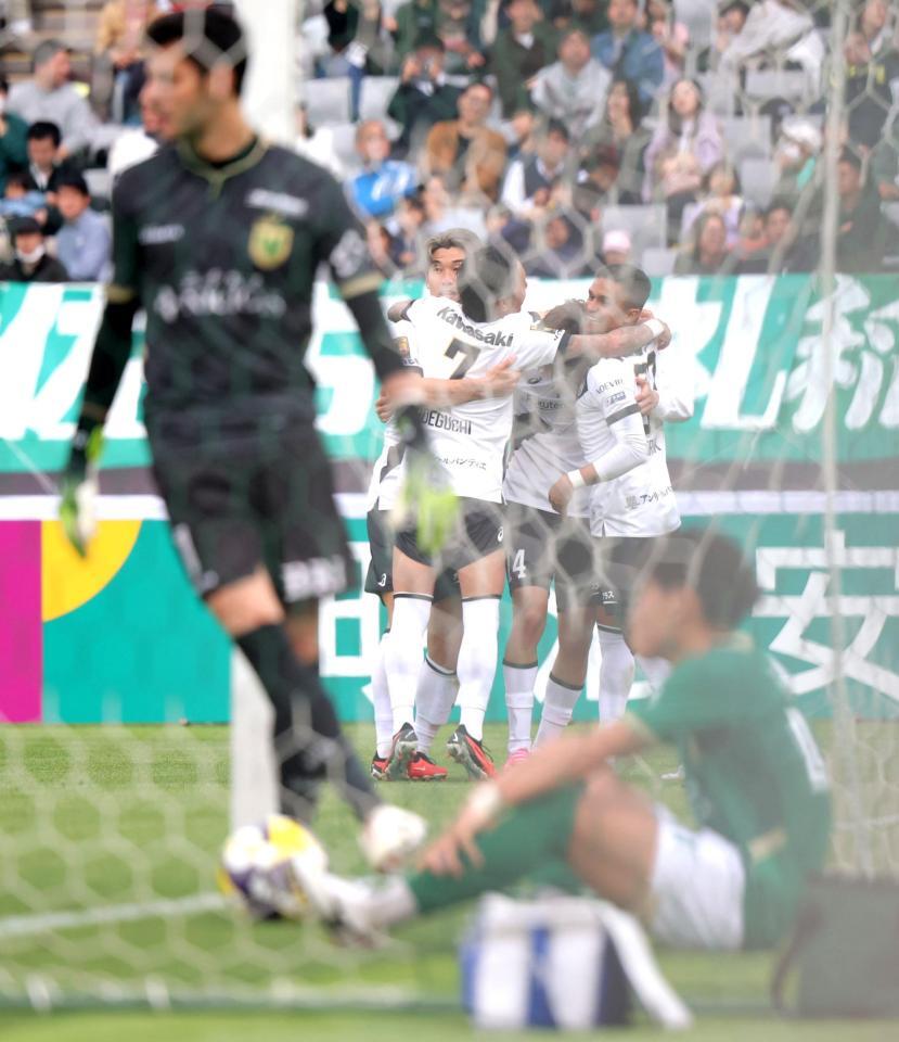 　後半、先制ゴールを決め、汰木康也（中央）と抱き合う神戸イレブン（撮影・西岡正）