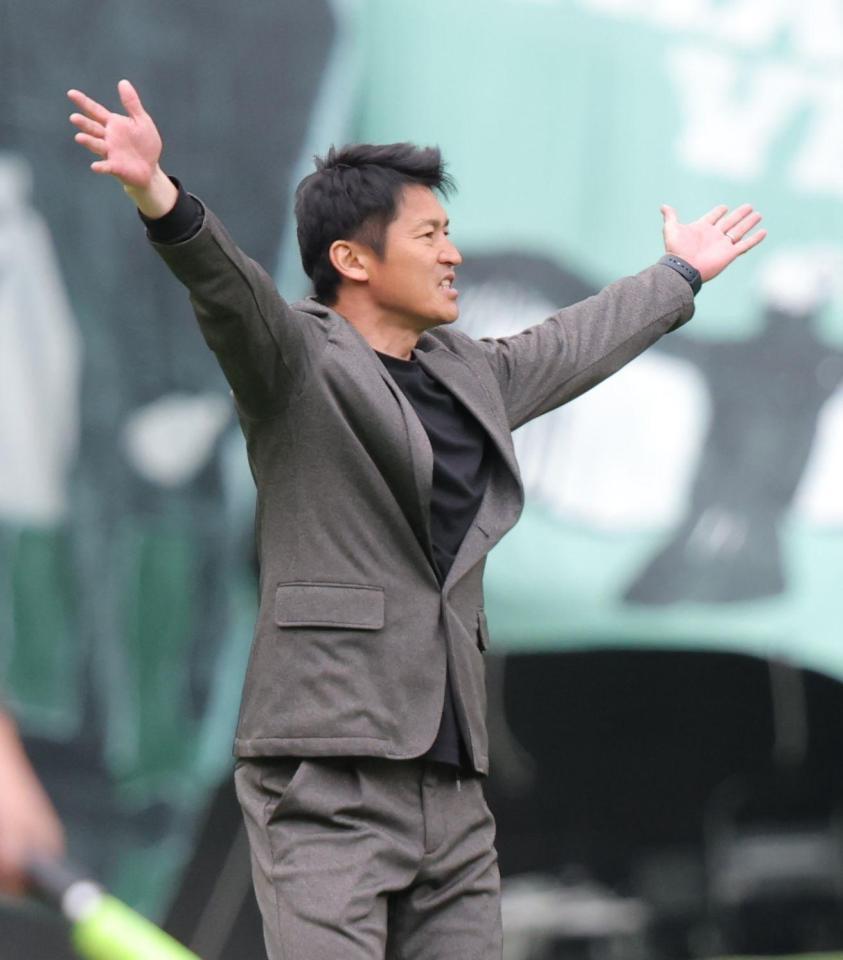 　大きなアクションでイレブンに指示する神戸・吉田監督（撮影・西岡正）