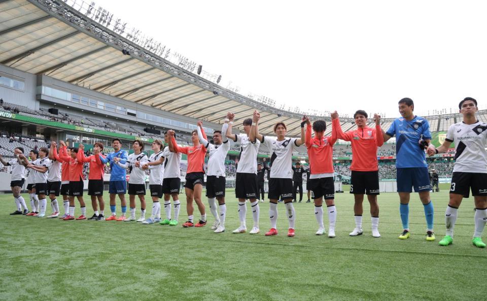 　サポーターと勝利を喜ぶ神戸イレブン（撮影・西岡正）