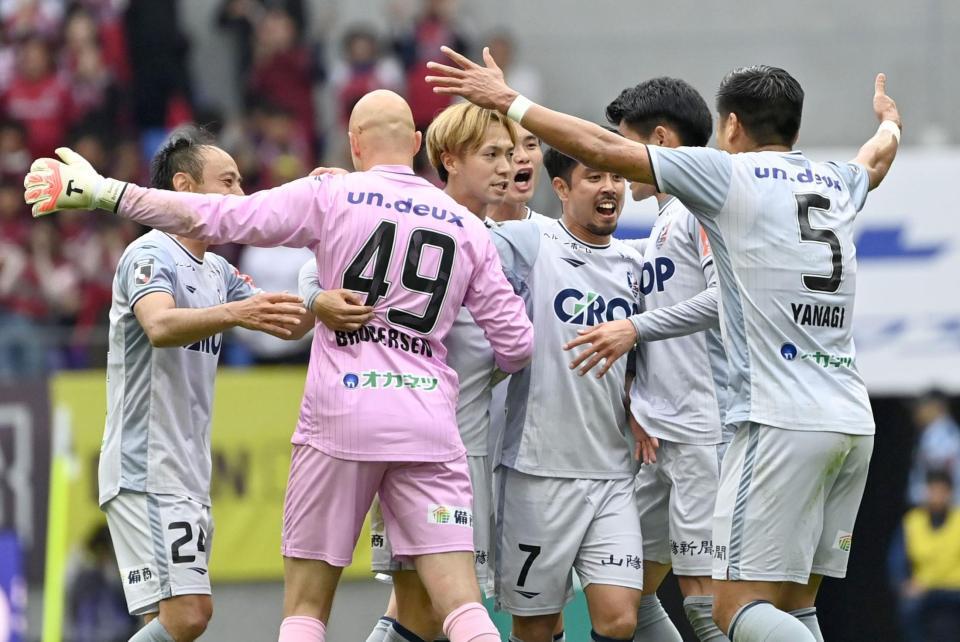 　広島に勝利し、抱き合って喜ぶ岡山イレブン