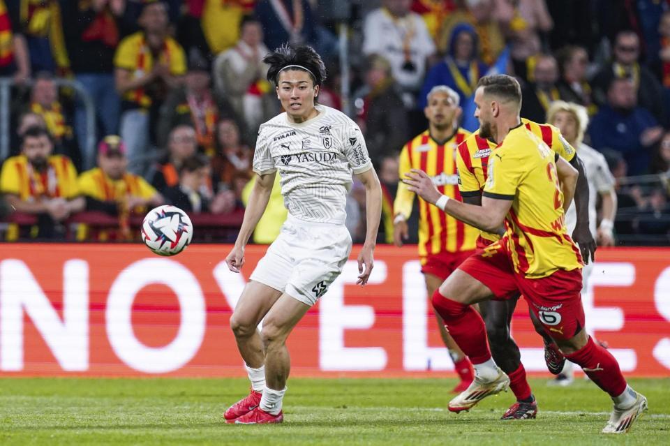 　ＲＣランス戦でプレーするスタッド・ランスの中村（左）＝ランス（ゲッティ＝共同）