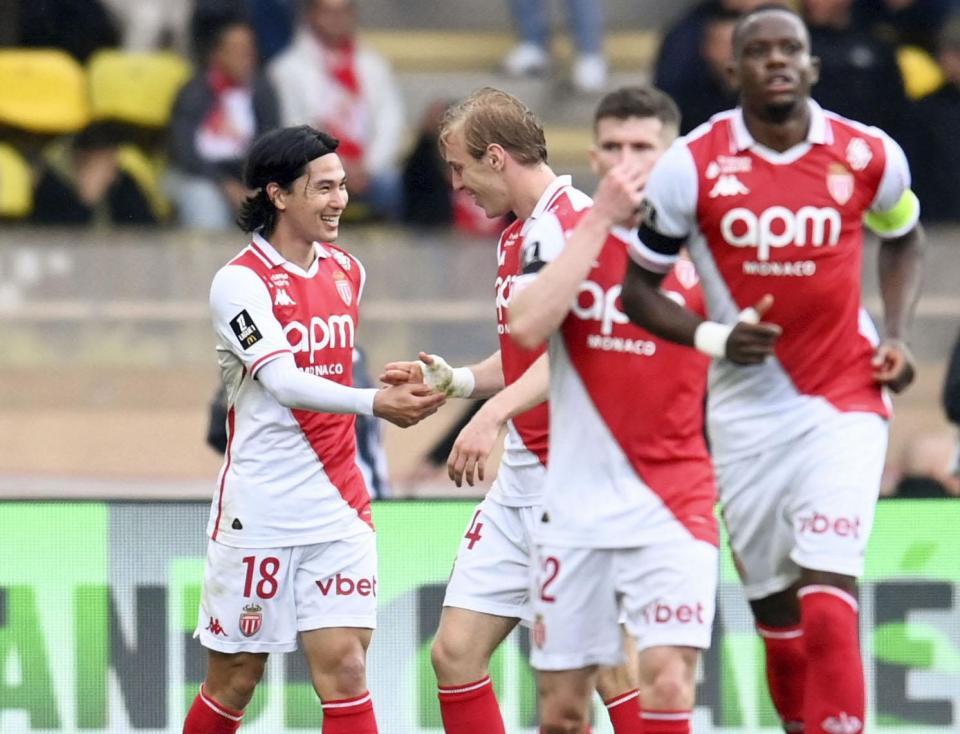 　マルセイユ戦の前半、先制ゴールを決め、祝福されるモナコの南野（左端）＝ロイター＝共同