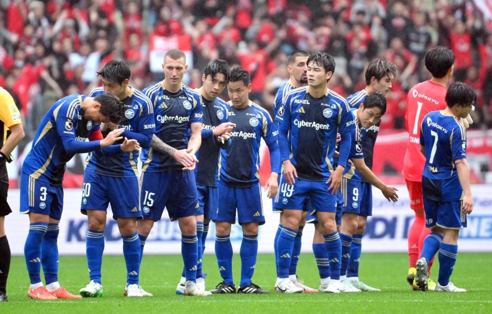 　敗戦に肩を落とす町田イレブン（撮影・伊藤笙子）