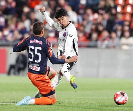 　後半、ゴールを狙うＦＣ東京・北原（撮影・金田祐二）