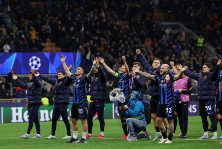 　バイエルン・ミュンヘン戦後、ベスト４入りを喜ぶインテル・ミラノの選手たち＝ミラノ（ロイター＝共同）