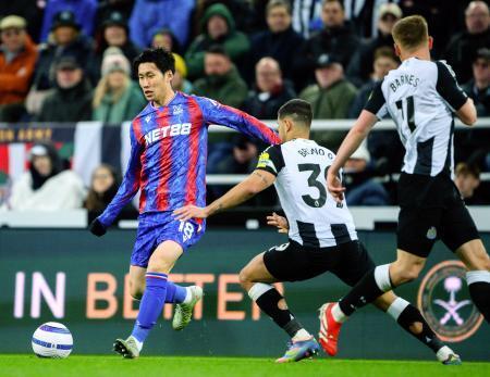 　ニューカッスル戦で攻め込むクリスタルパレスの鎌田（左）＝ニューカッスル（共同）