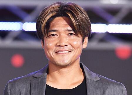 【写真】エスプレッソを手に新聞　ちょっと優雅な元日本代表ＦＷのカフェタイム
