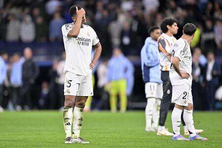 　アーセナルに敗れて顔を覆うレアル・マドリードのベリンガム（ゲッティ＝共同）