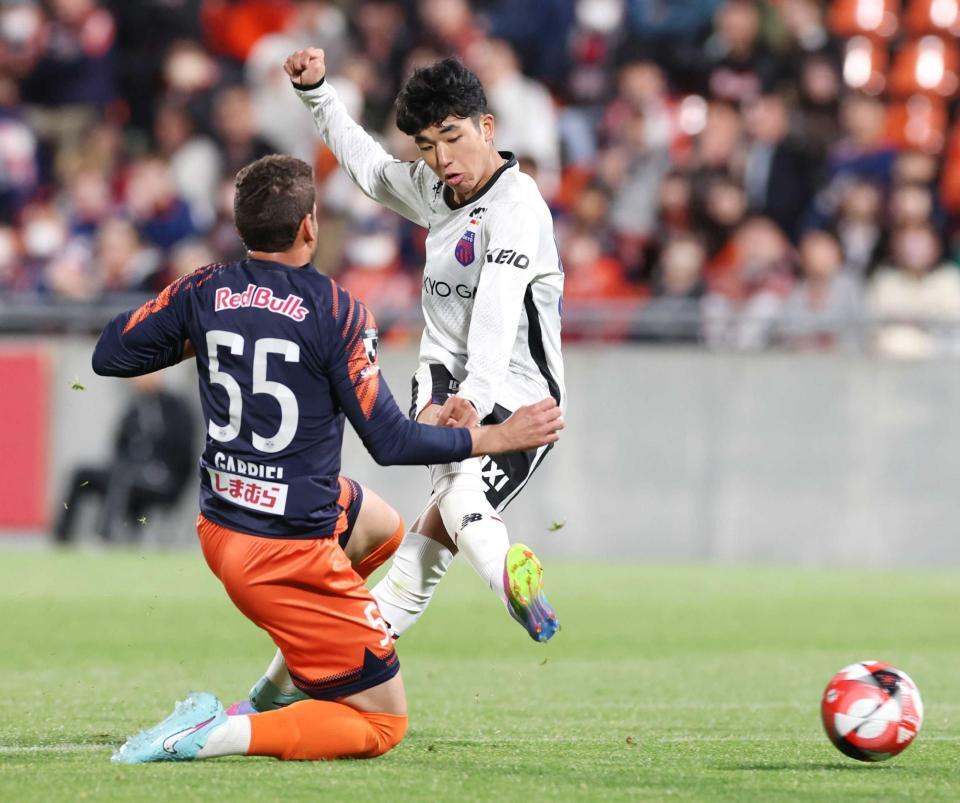 　後半、ゴールを狙うＦＣ東京・北原（撮影・金田祐二）