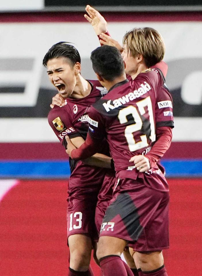 　前半、先制ゴールを決め、喜ぶ神戸・佐々木（左）