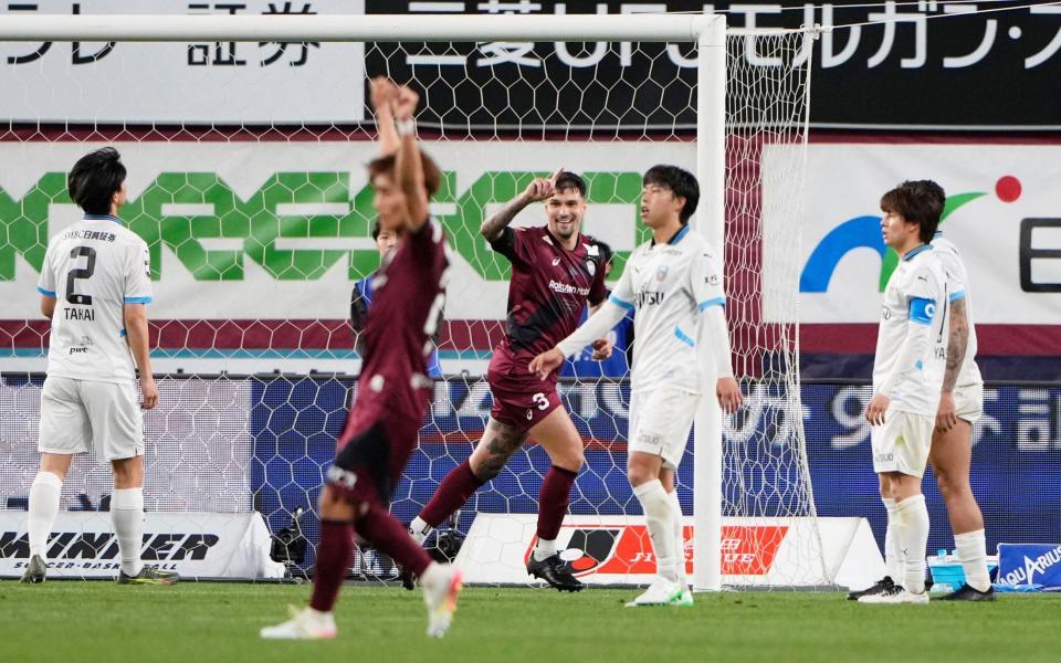 　前半、チーム２点目のゴールを決め、駆け出す神戸・トゥーレル（中央）