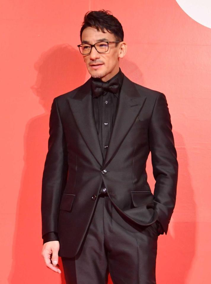 　フォトコールでポーズを決める中田英寿さん（２０２４年１２月撮影）