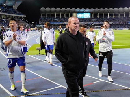 　川崎と引き分け、あいさつに向かうホーランド監督（手前）ら横浜Ｍの選手たち＝９日