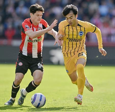 　ブレントフォード戦の後半、競り合うブライトンの三笘（右）＝ブレントフォード（共同）