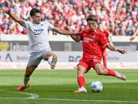 　ホッフェンハイム戦でゴールを決めるフライブルクの堂安（右）＝フライブルク（共同）